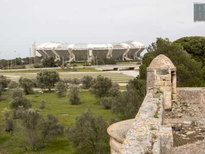 Da qui possiamo scorgere la desolazione dell�ambiente circostante, dominato dalla figura di quello stadio che avrebbe bisogno di un serio restyling. Una ristrutturazione che meriterebbe anche questa splendida masseria, ennesimo simbolo di quel senso di cultura e orgoglio per la propria storia che sembra ormai aver abbandonato Bari